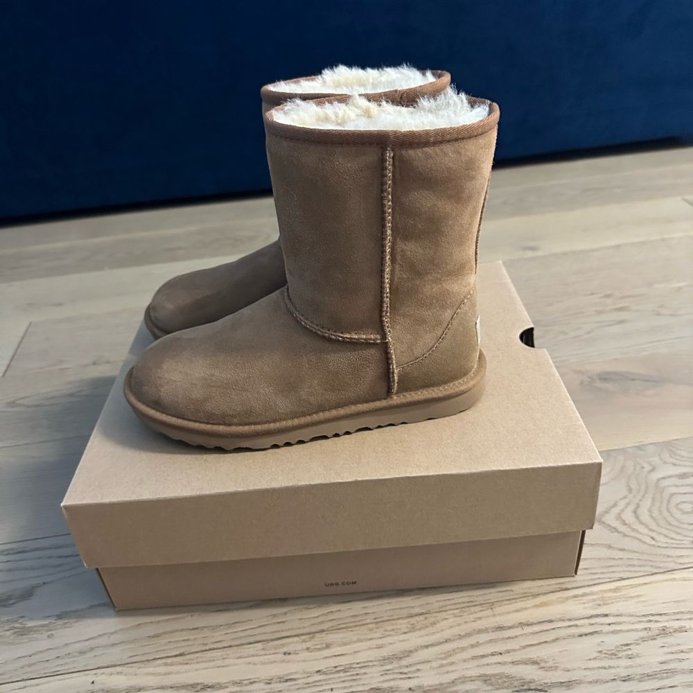 UGG Classic II Boots For Kids Size US 4 (BLACK & CHESTNUT). Worn twice, Like New - Picture 4 of 14